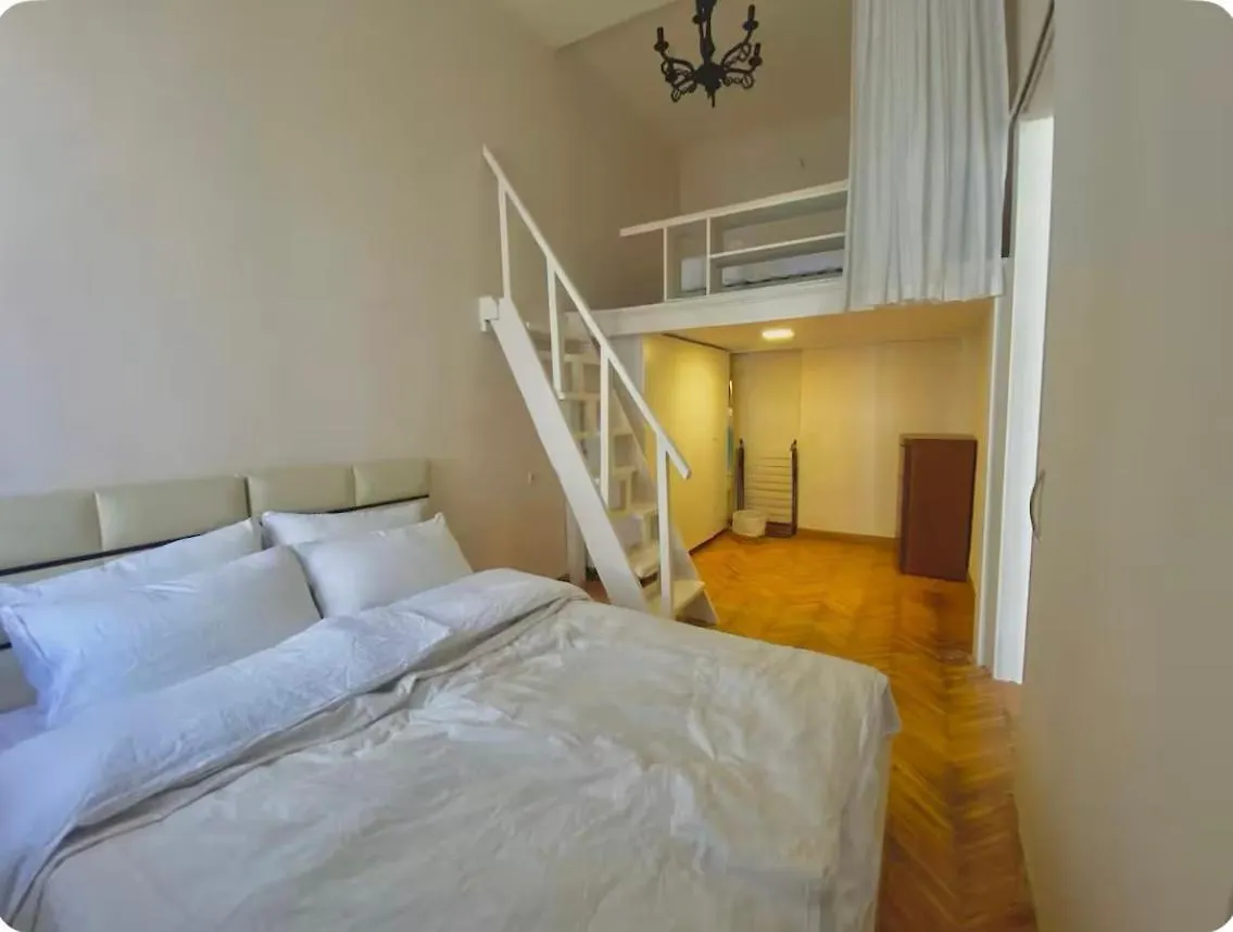 Apartment With A Balcony In Antique Building Tbilisi