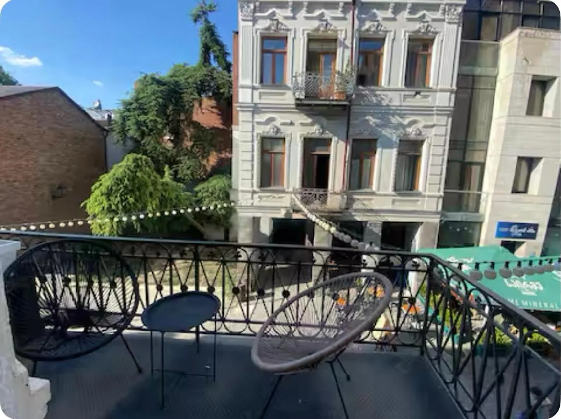 Apartment With A Balcony In Antique Building Tbilisi Georgia
