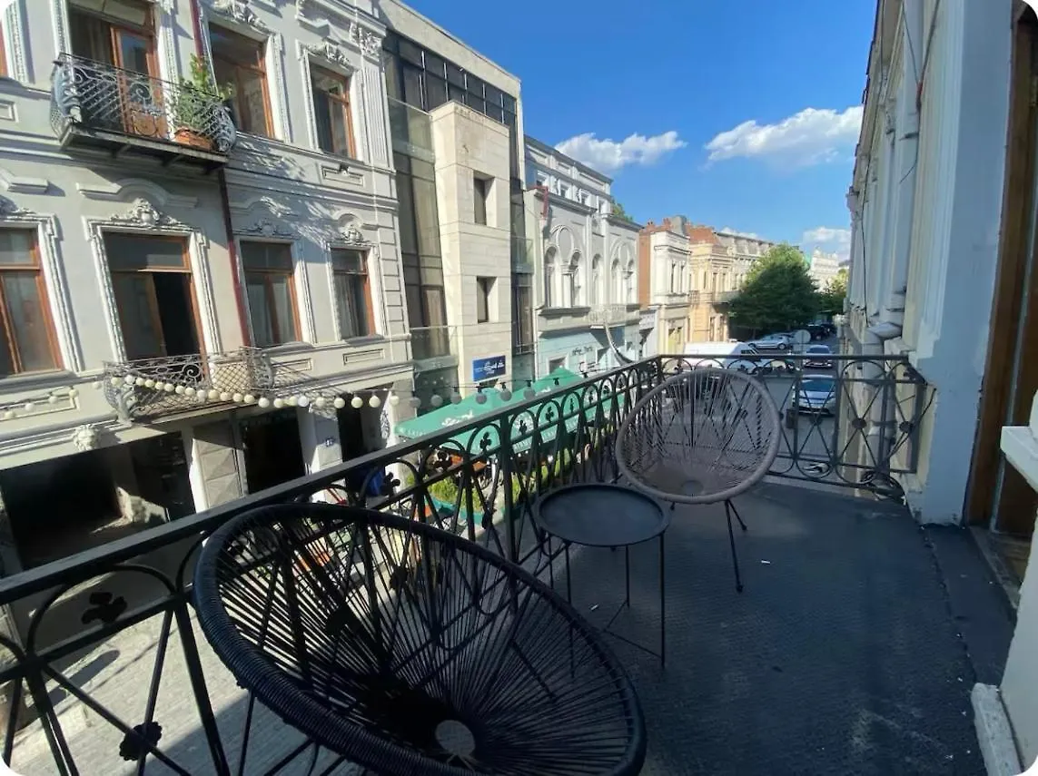 Apartment With A Balcony In Antique Building Tbilisi