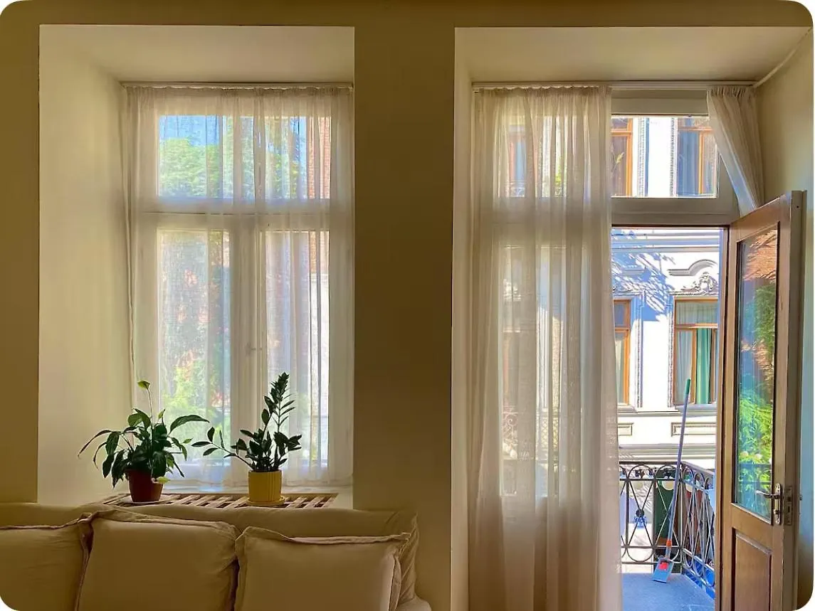 Apartment With A Balcony In Antique Building location