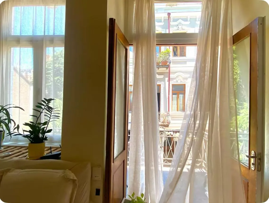 Apartment With A Balcony In Antique Building Τυφλίδα